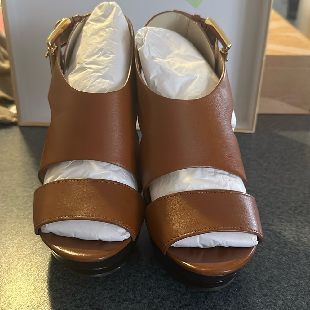 Michael Kors Carl Platform Luggage Leather 9 1/2 never worn shoe